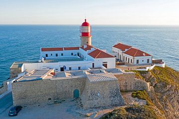 Luftaufnahme des Leuchtturms Cabo Vicente bei Sagres in Portugal von Eye on You