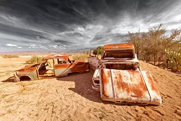 Twee oude auto's in de woestijn van Gerald Slurink
