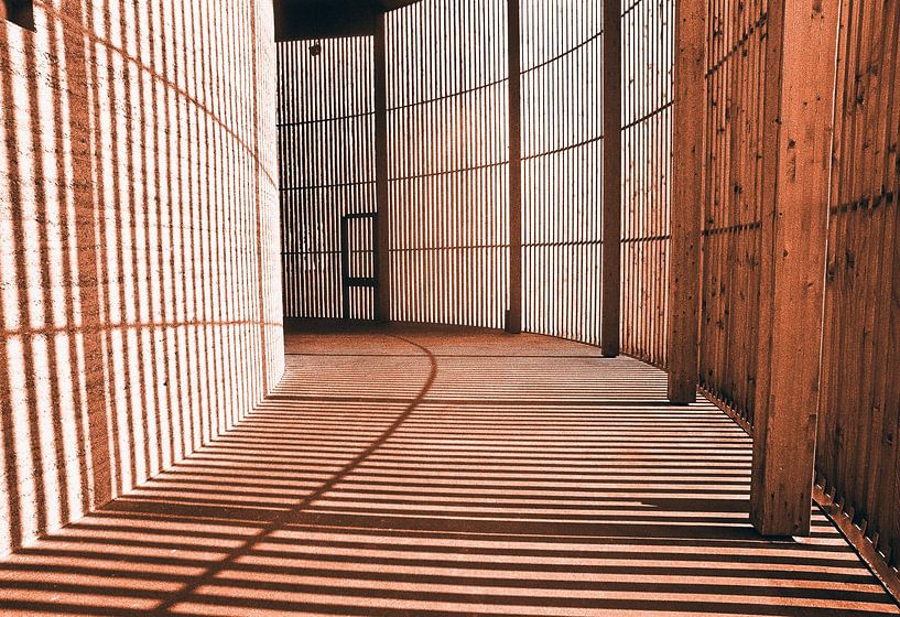 Licht und Schatten in der Versöhnungskirche an der Berliner Mauer von Silva Wischeropp