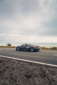 Audi R8 V10 met een Prachtig Zeezicht op de Achtergrond van Sebastiaan van 't Hoog