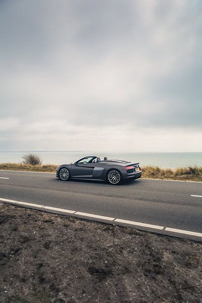 Audi R8 V10 mit atemberaubendem Blick auf den Ozean im Hintergrund von Sebastiaan van 't Hoog