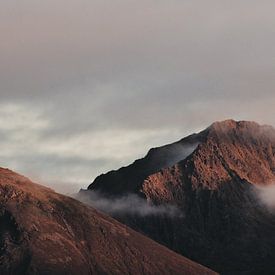 Norwegische Berggipfel mit tief hängenden Wolken von Anam Nàdar