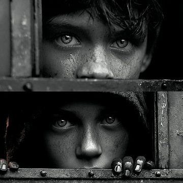 Zwei Fenster zur Seele eines Häftlings | Augen flüstern durch Gitterstäbe von Karina Brouwer