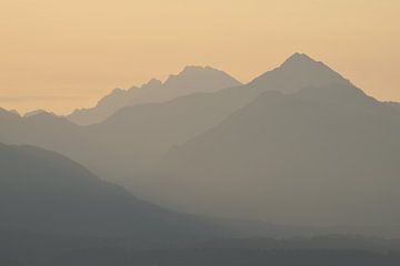 Silhouetten van bergen - toppen in het eerste licht van Rolf Schnepp