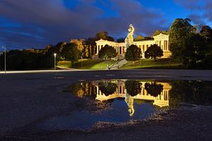 Die Bavaria zur Blauen Stunde, an der Theresienwiese.
