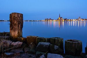 Blick über die Warnow auf die Stadt Rostock am Abend