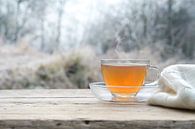 Hete thee op een rustieke houten tafel buiten op een koude winterochtend, kopieruimte, geselecteerde van Maren Winter thumbnail