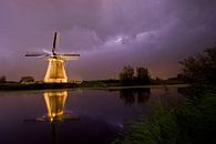 Beleuchtete Windmühle in Kinderdijk bei schweren Gewittern und Stürmen von Jeroen Stel Miniaturansicht