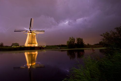 Beleuchtete Windmühle in Kinderdijk bei schweren Gewittern und Stürmen