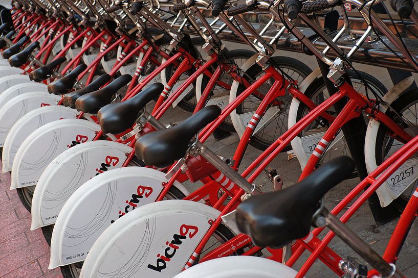 Disponibles à la location partout à Barcelone : de magnifiques vélos rouges. par Gert van Santen