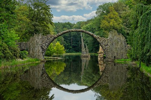 Uitzicht op de Rakotzbrücke in het Kromlauer Park