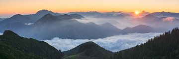 Een herfstig panorama over de Beierse Alpen van Daniel Gastager