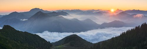 Ein herbstliches Panorama über den Bayerischen Alpen