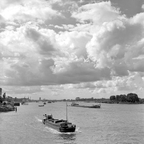 De Maas bij Dordrecht met prachtige wolkenlucht