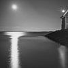 Haveningang Volendam bij maanlicht in zwart wit van Chris Snoek