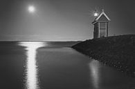 Hafeneinfahrt Volendam bei Mondlicht in schwarz-weiß von Chris Snoek Miniaturansicht