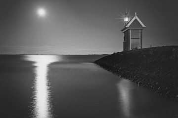 Haveningang Volendam bij maanlicht in zwart wit sur Chris Snoek