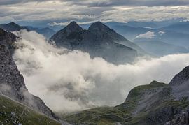 Ochtendstemming in de Brenta Dolomieten. van Sean Vos