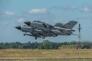 2 Panavia Tornados allemands décollent de la base aérienne allemande de Schleswig Jagel lors du NATO sur Jaap van den Berg