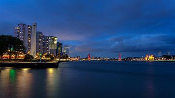 Night photo of De Boompjes and Willemsbrug in Rotterdam by Paul Kampman