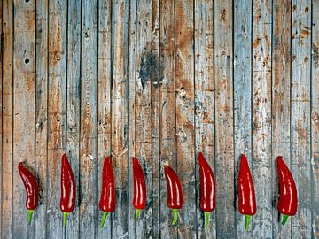 Rode pepers op hout van Katrin May