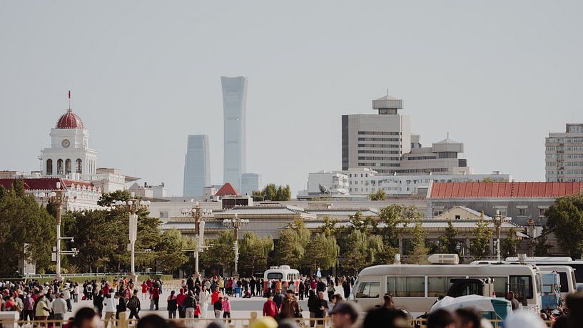 Zwischen Tradition und Wolkenkratzern - Platz des Himmlischen Friedens, Peking von Diederik De Mezel
