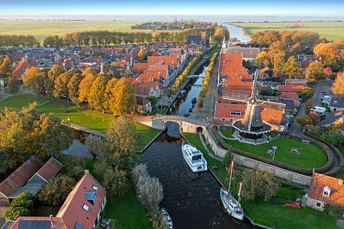 Luchtfoto van het dorpje Sloten met Molen De Kaai in Friesland Nederland