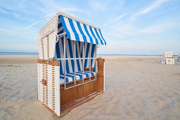 Strandstoelen aan het strand van de Duitse Oostzeekust van Heiko Kueverling