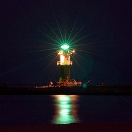 Jeu de lumière nocturne au phare de la mer Baltique sur Silva Wischeropp