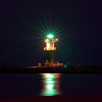 Nächtliches Lichtspiel am Leuchtturm an der Ostsee von Silva Wischeropp