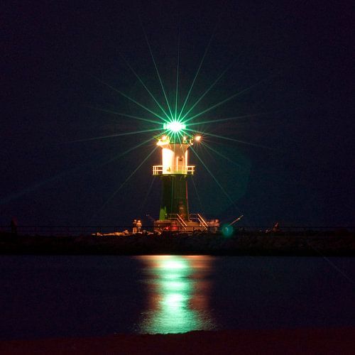 Nachtelijk lichtspel bij de vuurtoren aan de Oostzee
