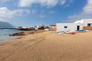 Plage avec des bateaux et des maisons blanches à Caleto de Sebo sur l'île de La Graciosa de Lanzarot sur Peter de Kievith Fotografie