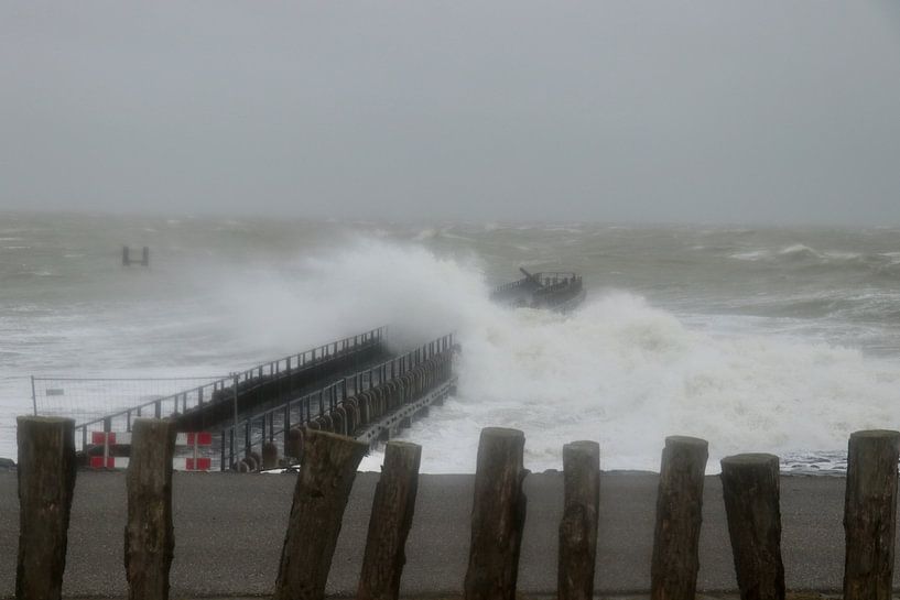 Storm Ellen raast over Westkapelle van Wendy Hilberath