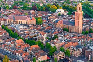 Luftaufnahme des Stadtzentrums von Zwolle während eines Sonnenuntergangs im Frühling