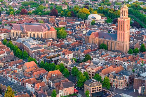 Luchtfoto van de binnenstad van Zwolle tijdens een ondergaande lentezon