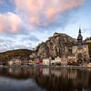 Belgisch stadje Dinant in zacht avondlicht van OCEANVOLTA
