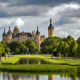 Kasteel Schwerin in een zee van wolken van Holger Felix