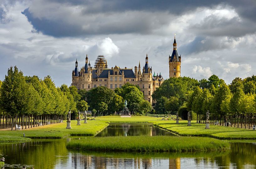 Le château de Schwerin dans une mer de nuages par Holger Felix