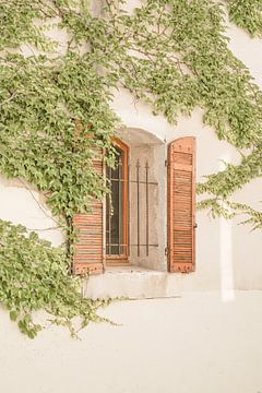 Volets en bois en Provence - Photographie de voyage du sud de la France sur Henrike Schenk