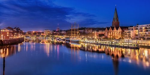 Stadsgezicht van Bremen met haven en oude stad