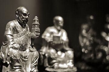 Buddha beeldengroep sepia  van Rob van Keulen