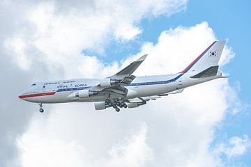 Boeing 747-400 van de Koreaanse luchtmacht (regeringstoestel) vlak voor de landing op de Zwanenburgb van Jaap van den Berg