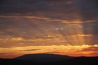 Coucher de soleil avec rayons en direction de Kreuzberg
