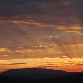 Sonnenuntergang mit Strahlen in Richtung Kreuzberg von Martin Flechsig