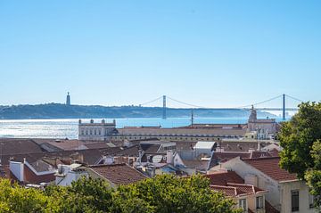 Sonnenuntergang über dem Tejo in Alfama, Lissbon, Portugal von Christa Stroo photography