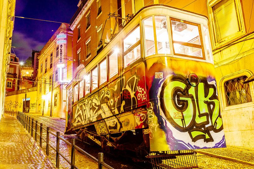 Graffiti tram in Lissabon by night van Lizanne van Spanje