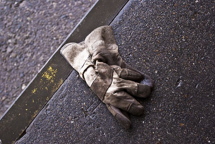 gloves, lost, forgotten by Norbert Sülzner