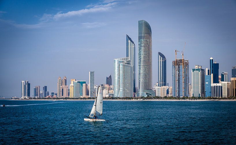 Abu Dhabi skyline van Inge van den Brande