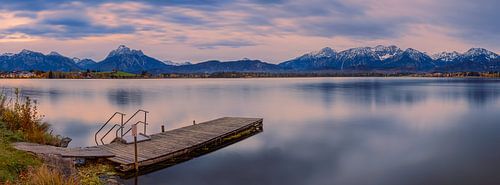Panoramische zonsopgang boven Hopfensee, Beieren, Duitsland