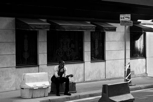 Der läutende Kellner in seiner Pause
